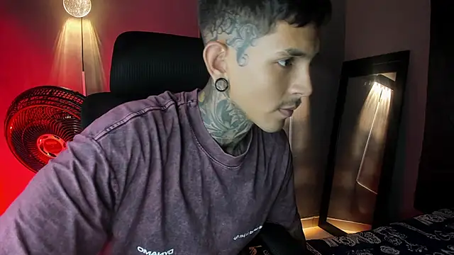 Snapshot of Travistanner_28 chatting on April 2026 07:27:01 AM Travistanner 28 online show from April 2026 07:27:01 AM