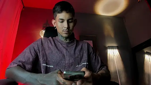 Snapshot of Travistanner_28 chatting on April 2026 11:24:01 PM Travistanner 28 online show from April 2026 11:24:01 PM