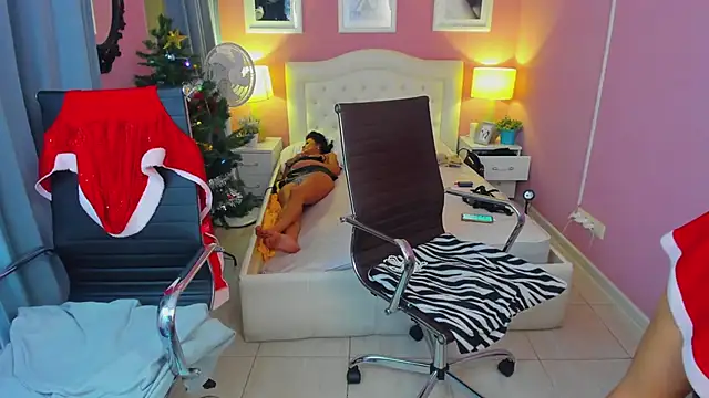 Snapshot of EricaAndPenelopa chatting on December 2024 11:41:02 AM EricaAndPenelopa online show from December 2024 11:41:02 AM