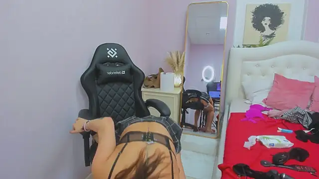 Snapshot of EricaAndPenelopa chatting on October 2025 03:07:01 AM EricaAndPenelopa online show from October 2025 03:07:01 AM