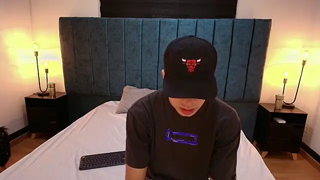 Amadeo Wild online show from December 2024 04:40:02 PM