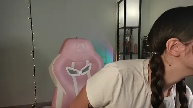 Snapshot of purrrrrrrrr chatting on December 2024 01:17:01 PM purrrrrrrrr online show from December 2024 01:17:01 PM