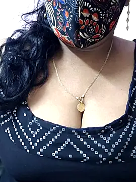 Snapshot of mallu-sumi chatting on April 2026 06:10:01 PM mallu-sumi online show from April 2026 06:10:01 PM