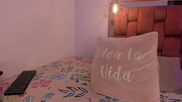 kristakinnky online show from November 2025 01:44:02 PM