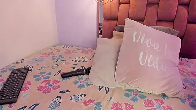 kristakinnky online show from November 2025 01:44:02 PM