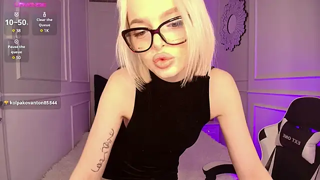 Snapshot of horny_blondiee chatting on December 2024 11:39:02 AM horny blondiee online show from December 2024 11:39:02 AM