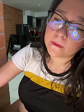 Snapshot of CinnamonCookiez chatting on December 2024 03:25:02 AM CinnamonCookiez online show from December 2024 03:25:02 AM