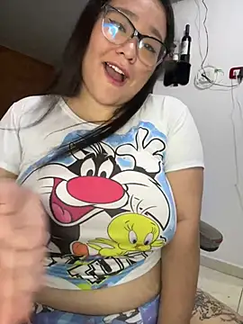 Snapshot of CinnamonCookiez chatting on December 2024 05:37:01 AM CinnamonCookiez online show from December 2024 05:37:01 AM