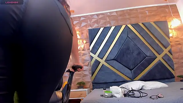 Snapshot of Alahia_Dangelo chatting on February 2025 11:29:02 AM Alahia Dangelo online show from February 2025 11:29:02 AM