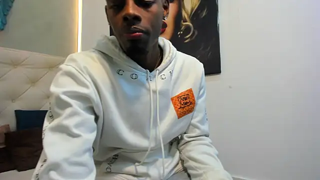 Snapshot of royce_ebony chatting on December 2025 03:14:02 AM royce ebony online show from December 2025 03:14:02 AM