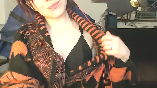 Snapshot of complicata_mente chatting on March 2025 05:42:02 PM complicata mente online show from March 2025 05:42:02 PM