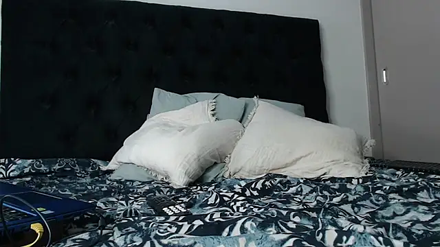 jonhklleyn online show from September 2025 08:30:02 PM