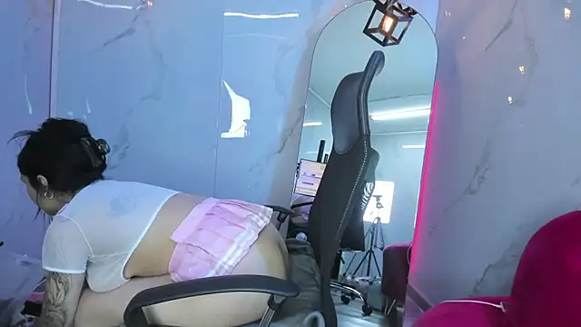 ChloeeTompson  online show from November 2025 03:05:01 AM