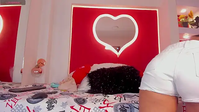 TabyJhonson online show from November 2025 01:22:01 PM