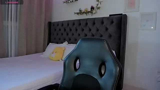 Snapshot of Amiirra_ chatting on April 2026 09:15:01 PM Amiirra online show from April 2026 09:15:01 PM