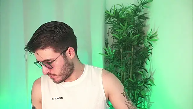 Snapshot of Tony_Wylie chatting on April 2026 03:17:02 PM Tony Wylie online show from April 2026 03:17:02 PM