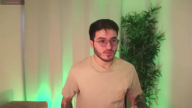 Snapshot of Tony_Wylie chatting on April 2026 02:44:02 PM Tony Wylie online show from April 2026 02:44:02 PM