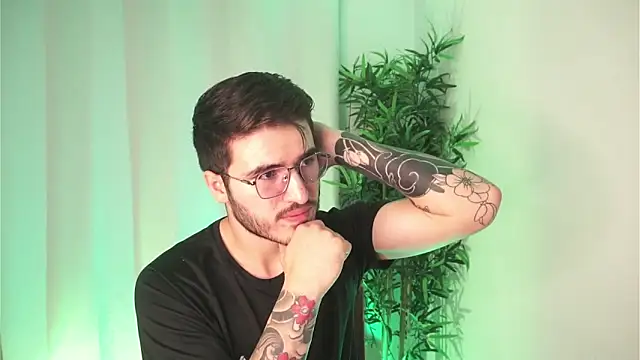 Snapshot of Tony_Wylie chatting on April 2026 01:40:01 PM Tony Wylie online show from April 2026 01:40:01 PM