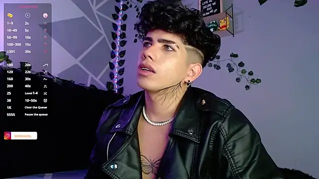 LyleBennett  online show from December 2024 01:00:01 PM