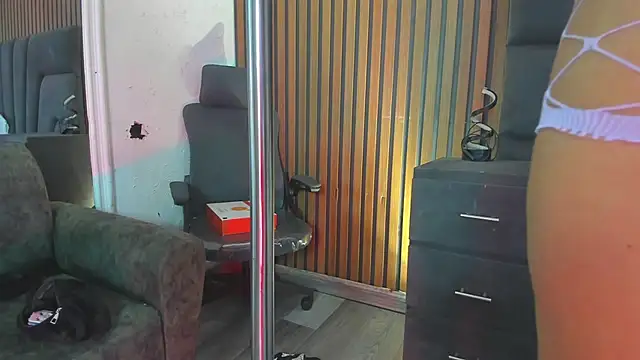 Snapshot of AlliceRosero chatting on April 2026 05:43:02 AM AlliceRosero online show from April 2026 05:43:02 AM