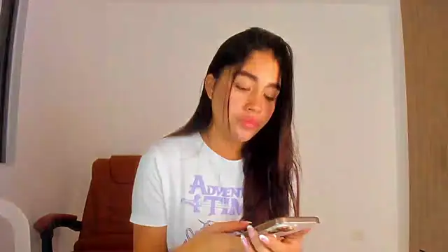 Snapshot of AriaMontgomery chatting on March 2026 04:04:02 AM AriaMontgomery online show from March 2026 04:04:02 AM