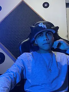 Snapshot of SkinnyHot444 chatting on February 2025 08:39:02 AM SkinnyHot444 online show from February 2025 08:39:02 AM