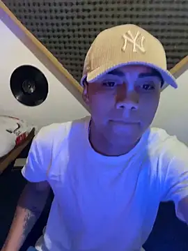 Snapshot of SkinnyHot444 chatting on February 2025 12:28:01 AM SkinnyHot444 online show from February 2025 12:28:01 AM