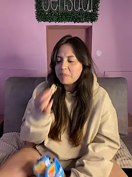 Snapshot of PoliBenett_ chatting on January 2025 11:05:02 PM PoliBenett  online show from January 2025 11:05:02 PM