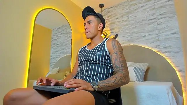 Aron Bolt online show from November 2025 11:54:01 PM