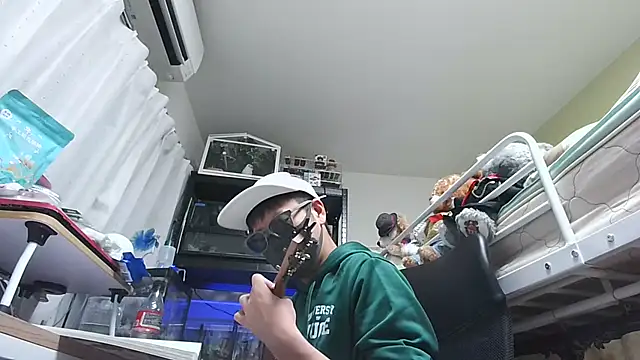 Snapshot of Owl1216 chatting on December 2024 02:07:01 PM Owl1216 online show from December 2024 02:07:01 PM