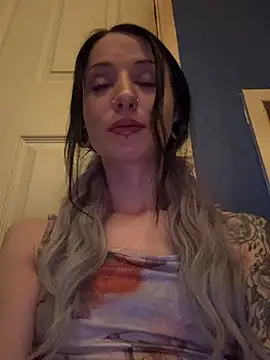 Snapshot of MissMidnightUK chatting on April 2026 01:08:01 AM MissMidnightUK online show from April 2026 01:08:01 AM