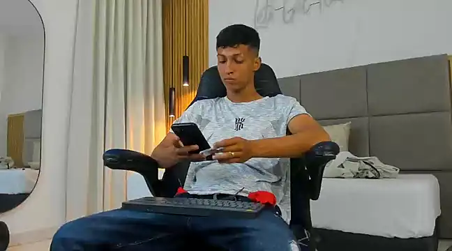 Snapshot of wolf_james123 chatting on February 2025 01:16:02 PM wolf james123 online show from February 2025 01:16:02 PM