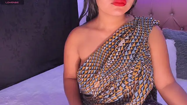 Snapshot of shara_queen1 chatting on January 2025 06:44:01 PM shara queen1 online show from January 2025 06:44:01 PM