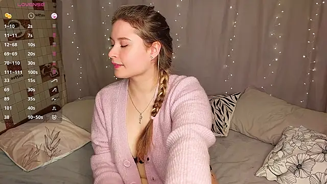 Snapshot of sophie__lee chatting on October 2025 03:45:01 PM sophie lee online show from October 2025 03:45:01 PM