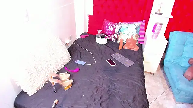 larafoxter online show from June 2026 03:32:02 AM