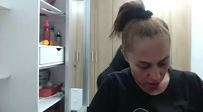 Snapshot of RoxanaLove9 chatting on January 2025 11:59:01 PM RoxanaLove9 online show from January 2025 11:59:01 PM