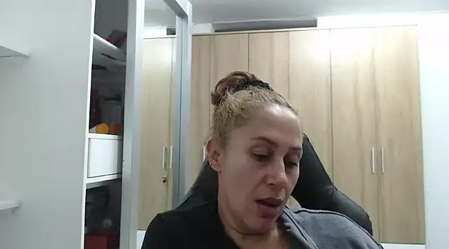 Snapshot of RoxanaLove9 chatting on January 2025 03:00:02 AM RoxanaLove9 online show from January 2025 03:00:02 AM