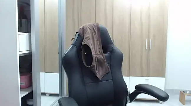 Snapshot of RoxanaLove9 chatting on February 2025 01:15:02 AM RoxanaLove9 online show from February 2025 01:15:02 AM