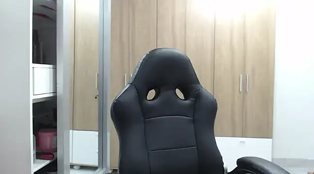 Snapshot of RoxanaLove9 chatting on February 2025 10:28:02 PM RoxanaLove9 online show from February 2025 10:28:02 PM