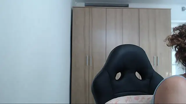 Snapshot of RoxanaLove9 chatting on November 2025 07:27:01 PM RoxanaLove9 online show from November 2025 07:27:01 PM