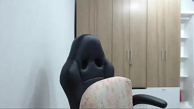 Snapshot of RoxanaLove9 chatting on November 2025 09:19:02 PM RoxanaLove9 online show from November 2025 09:19:02 PM