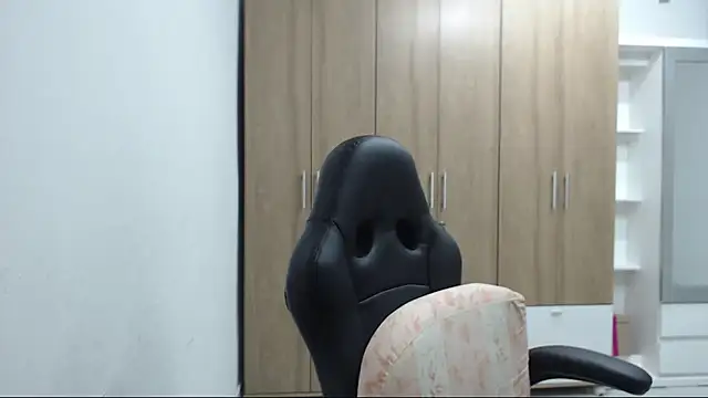 Snapshot of RoxanaLove9 chatting on November 2025 01:28:01 AM RoxanaLove9 online show from November 2025 01:28:01 AM