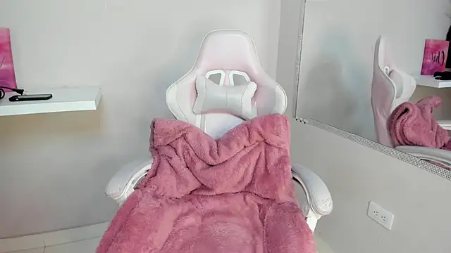 Annie9  online show from February 2025 07:52:01 PM