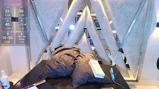 Annie9  online show from October 2025 05:05:02 AM