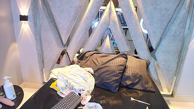 Annie9  online show from October 2025 08:30:02 PM