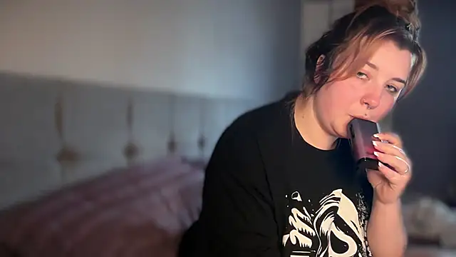 Snapshot of Curvy_Rosie99 chatting on April 2026 03:57:01 PM Curvy Rosie99 online show from April 2026 03:57:01 PM