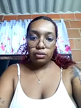 Snapshot of Cinnamon-Skin chatting on January 2025 11:08:01 PM Cinnamon-Skin online show from January 2025 11:08:01 PM