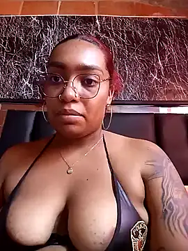 Snapshot of Cinnamon-Skin chatting on January 2025 08:54:01 PM Cinnamon-Skin online show from January 2025 08:54:01 PM