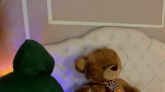 scarlet hill online show from December 2024 07:00:02 PM