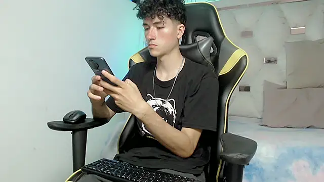 johnny cagee online show from November 2025 04:11:01 AM